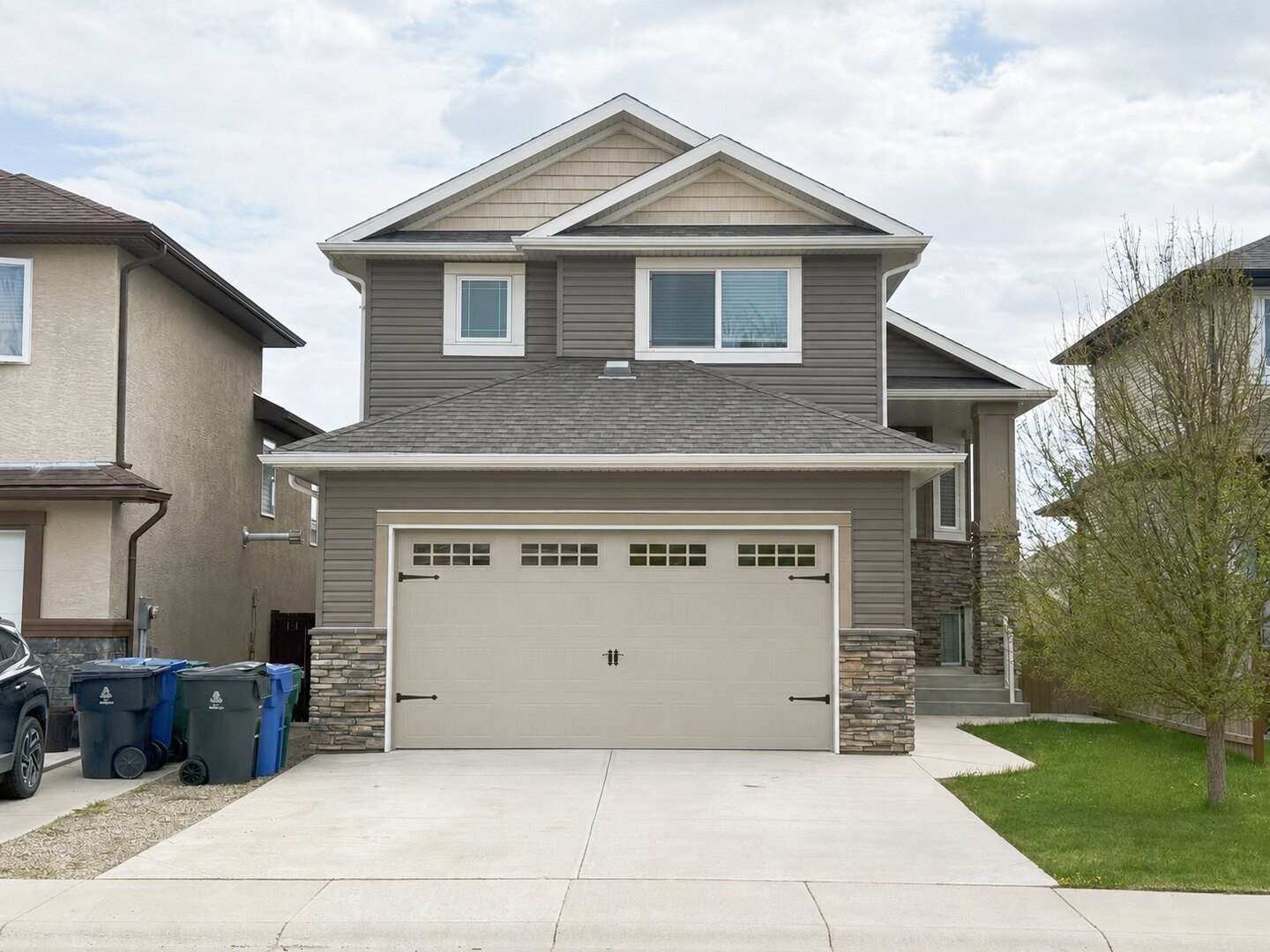 Front exterior at 260 Sixmile Common S