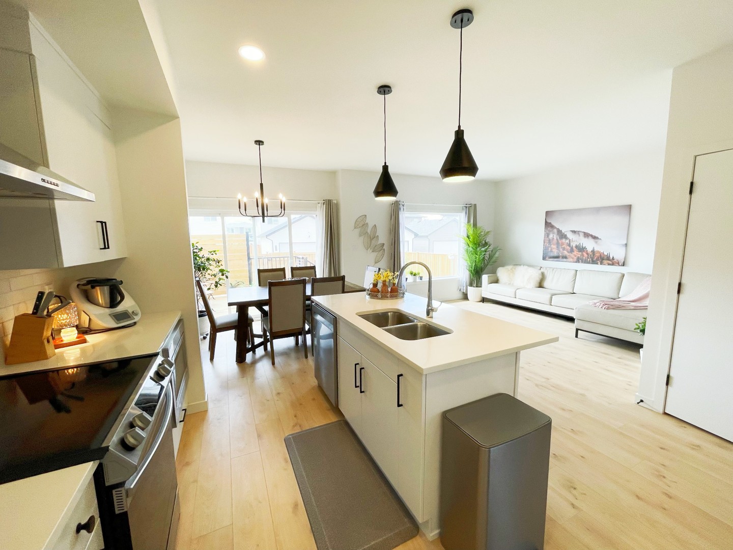 4310 28 Avenue S · Living & dining · After / 4310 28 Avenue S · 客厅与餐厅 · 布置后