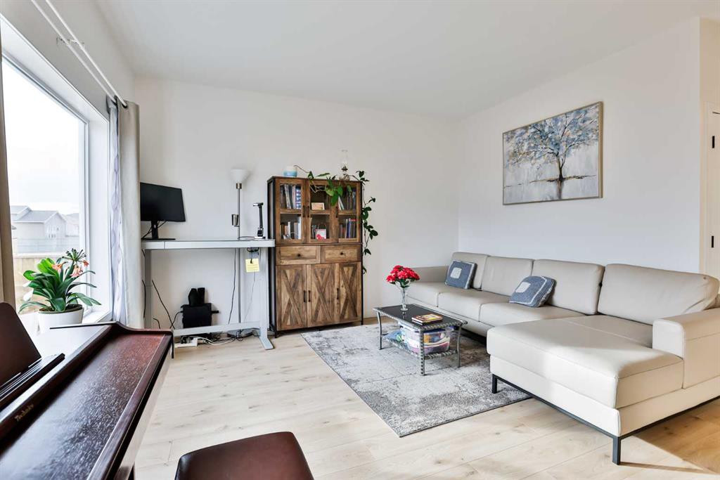 4310 28 Avenue S · Living & dining · Before / 4310 28 Avenue S · 客厅与餐厅 · 布置前